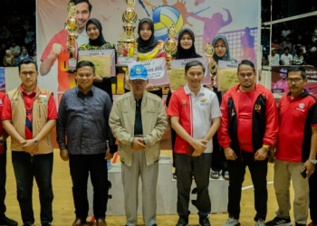 Penyerahan hadiah pemenang Openg Turnament Volly Ball Ketua DPRD Provinsi Jambi (Dok Istimewa)
