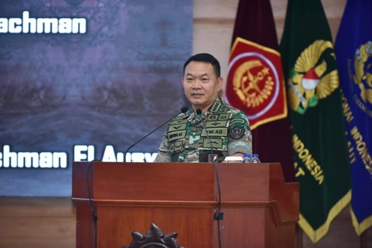 Kasad Jenderal TNI Dr. Dudung Abdurachman saat memberikan pembekalan kepada Pasis Dikreg L Sesko TNI di Graha Widya Adibrata Sesko TNI, Bandung. Jumat, (2/12/2022) (Dok Dispenad)