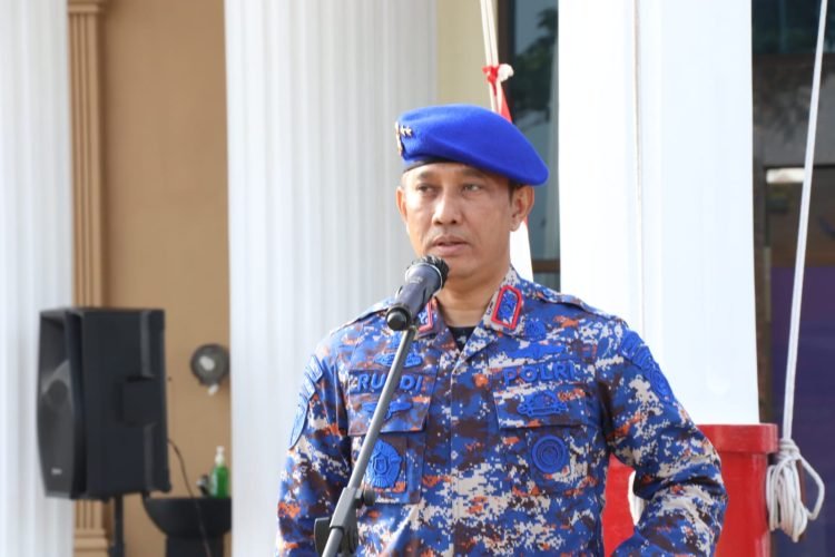 Kapolda Jambi, Irjen Pol. Rusdi Hartono saat pimpin upacara HUT ke-72 Polairud (dok istimewa)