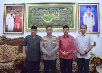 Kapolda jambi Irjen Pol. Rusdi Hartono bersama Hasan Basri Agus Ketua Lembaga Adat Melayu (LAM) Provinsi Jambi. [dok Istimewa]