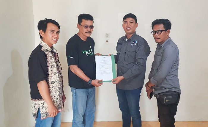 Penyerahan SK kepengurusan oleh Ketua DPD PJS Jambi kepada Ketua DPC PJS Batanghari. (Dok Istimewa)