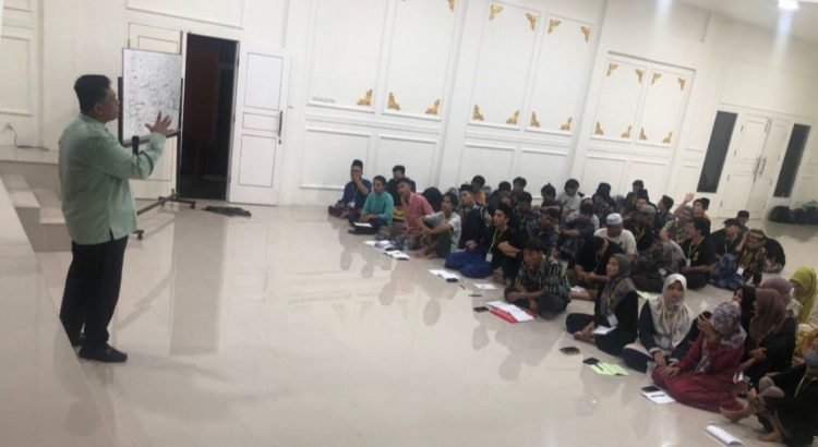 Kemas Alfarabi saat menjadi pemateri pada PKD ke VII PMII Komisariat STAI Ma'arif Kota Jambi (Dok Istimewa)