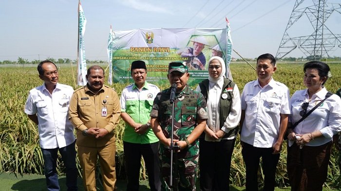 Kasad Jenderal TNI Dr. Dudung Abdurachman saat menghadiri panen raya padi bersama Forkopimda Karawang dan Kelompok Tani Binaan PT. Padi Sehat Indonesia (PSI) di Dusun Kobak Karim (Dok Dispenad)
