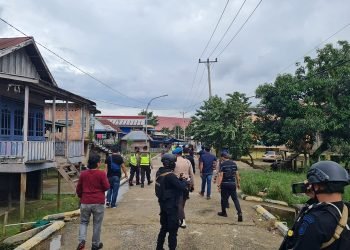 Tim gabungan Polda Jambi saat menyisir pemukiman warga di Pulau Pandan [Dok Istimewa]