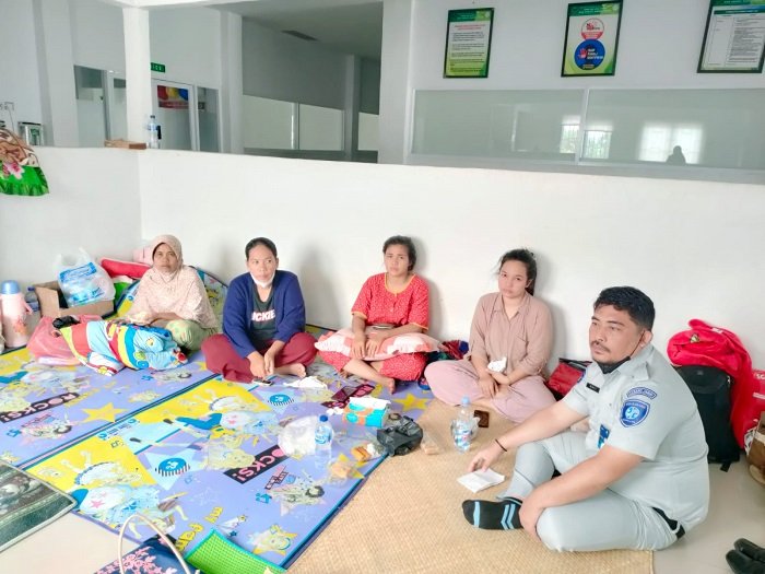 Perwakilan Jasa Raharja Jambi saat menyambangi rumah korban kecelakaan (Dok Istimewa)