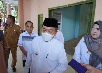 Gubernur Jambi, Dr.H.Al Haris saat di wawancarai [foto: Novriansah]