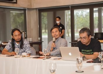 Ketua DPRD Provinsi Jambi Edi Purwanto (tengah) Musri Nauli (kiri), Direktur ED Walhi Jambi Abdullah (kanan).