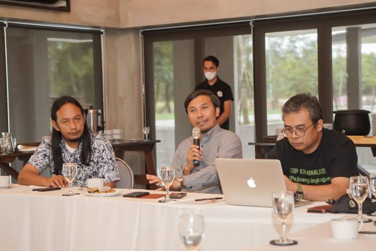 Ketua DPRD Provinsi Jambi Edi Purwanto (tengah) Musri Nauli (kiri), Direktur ED Walhi Jambi Abdullah (kanan).[dok istimewa]