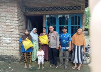 Kasi Humas Polres Muarojambi, AKP Amradi, saat menyerahkan bantuan Sembako di rumah warga RT 03, Desa Tunasmudo, Kecamatan Sekernan, Kabupaten Muarojambi. (Dok istimewa)