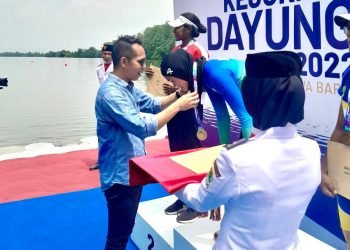 Atlet dayung Jambi dikalungkan medali emas dalam Kejurnas Dayung 2022 di Jawa Barat. (Dok. Syafei)