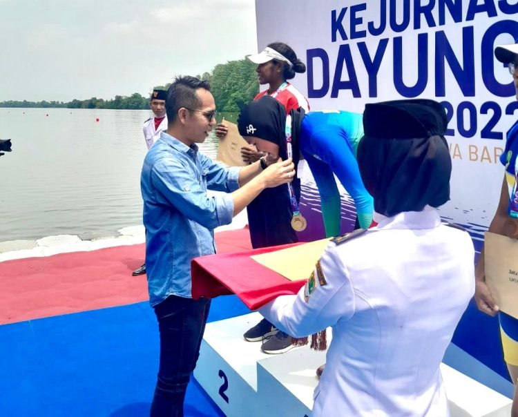 Atlet dayung Jambi dikalungkan medali emas dalam Kejurnas Dayung 2022 di Jawa Barat. (Dok. Syafei)