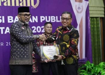 Sekda Tanjab Timur saat menerima penghargaan Kabupaten Informatif. (Dok istimewa)