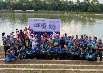Para atlet beserta tim cabang olahraga dayung Provinsi Jambi berfoto bersama setelah mengikut ajang Kejurnas Dayung 2022. [Dok istimewa]