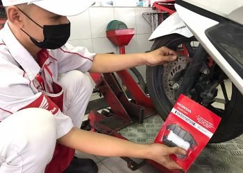 Mekanik di bengkel resmi sepeda motor Honda AHASS sedang melakukan perawatan rem sepeda motor. (Dok istimewa)