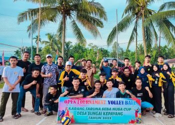 Foto bersama Karang Taruna Seba Nusa dan Pemeriintah Desa Kepayang saat pembukaan turnamen bola voli. (Foto Realita Jambi)