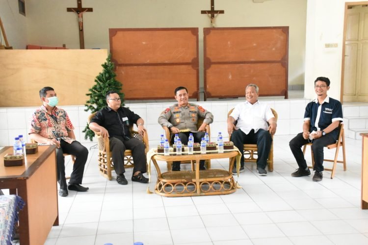 Kapolda Jambi (tengah) saat silaturahmi dengan tokoh agama Katolik di di Gereja Santa Teresia, Kecamatan Jambi Timur, Kota Jambi, Selasa (20/12/2022). [Foto Humas Polda Jambi]