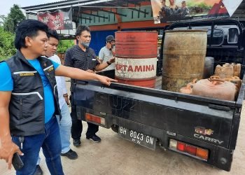 Polisi mengamankan barang bukti berupa drum dan jerigen dari tempat diduga penimbunan minyak hasil kencing tangki Pertamina. (Foto Humas Polres Muarojambi)