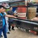 Polisi mengamankan barang bukti berupa drum dan jerigen dari tempat diduga penimbunan minyak hasil kencing tangki Pertamina. (Foto Humas Polres Muarojambi)