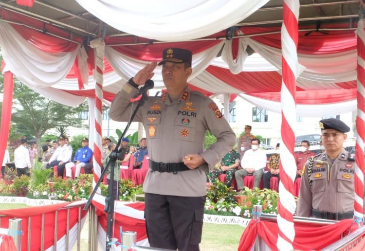 Kapolda Jambi, Irjen Pol Rusdi Hartono, saat memimpin apel gelar pasukan Operasi Lilin 2022 di lapangan Kantor Gubernur Jambi, Kamis (22/12/2022). (Humas Polda Jambi)