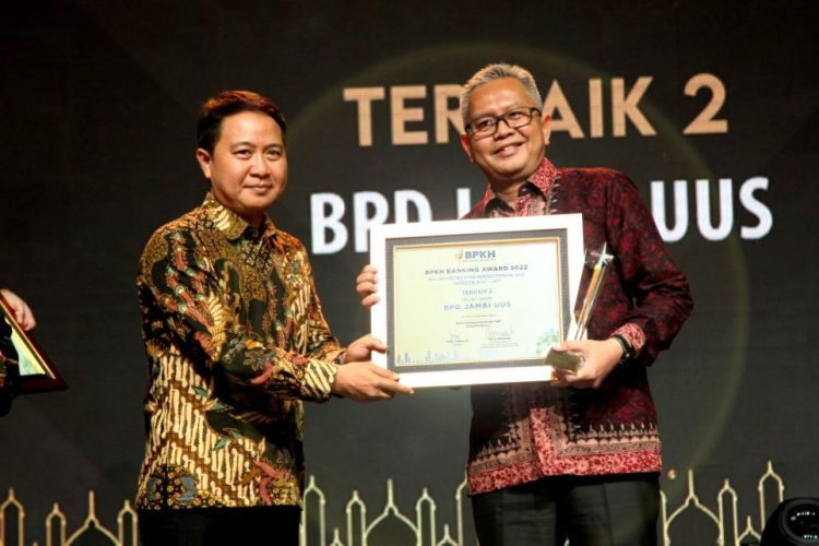 Penghargaan Bank Jambi Syariah terpilih sebagai BPS BPIH (Bank Syariah) Mitra Penempatan Terbaik 2022 (Dok Bank Jambi)