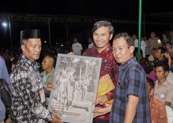 Ketua Dewan Perwakilan Rakyat Daerah Provinsi Jambi, Edi Purwanto (mengenakan batik warna merah), dalam acara Penyerahan Sertifikat Tanda Bukti Hak Bersama (Komunal) SAD 113 di Batanghari, Rabu Malam (21/12/2022). (Foto Hardian)