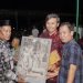 Ketua Dewan Perwakilan Rakyat Daerah Provinsi Jambi, Edi Purwanto (mengenakan batik warna merah), dalam acara Penyerahan Sertifikat Tanda Bukti Hak Bersama (Komunal) SAD 113 di Batanghari, Rabu Malam (21/12/2022). (Foto Hardian)