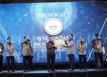 Gubernur Jambi, Dr.H.Al Haris saat menerima penghargaan Predikat Kepatuhan Standar Pelayanan Publik Tahun 2022 dari Ombudsman RI, di Hotel Bidakara, Jakarta Selatan, Kamis (22/12/2022) - foto: Harun.