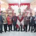 Kapolda Jambi (tengah) berfoto bersama tokoh agaka Kristen di Gereja HKBP, Kotabaru, Kota Jambi, Jumat (23/12/2022).[dok Humas Polda Jambi]