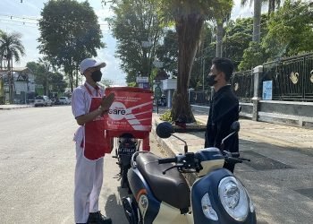 Mekanik AHASS saat memperbaiki memperbaiki sepeda motor konsumen. [Dok Sinsen]