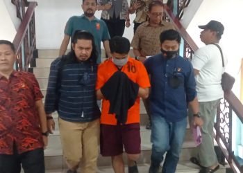 Tersangka kasus penganiayaan terhadap mahasiswa Unja penyandang disabilitas, saat dihadirkan dalam konferensi pers di Mapolda Jambi, Jumat sore (23/12/2022). (Foto Nasution/Realita Jambi)