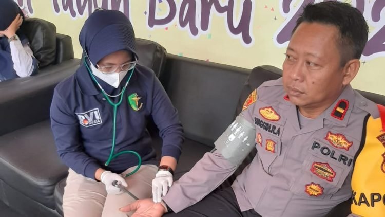Personel Biddokkes Polda Jambi saat mengecek kondisi kesehatan salah satu personel Operasi Lilin 2022 di Kota Jambi, Minggu (25/12/2022). (Foto Humas Polda Jambi)