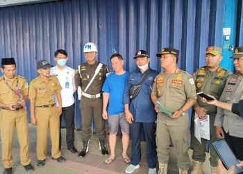 Tim gabungan melakukan penertiban dan penegakan peraturan daerah dalam wilayah Kota Jambi, Senin sore (26/12/2022).(dok Nasution/Realitajambi.com)
