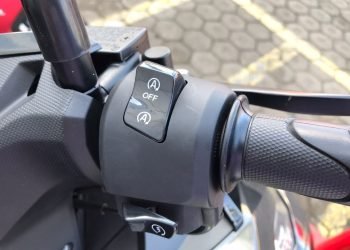 Tombol Idling Stop yang terdapat di sepeda motor Honda. (Foto sinsen)