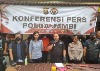 Konferensi pers Polda Jambi terkait kasus begal yang terjadi di Mayang, Kota Jambi pada Minggu dini hari (25/12/2022) lalu. [foto Nasution/RJ.COM]