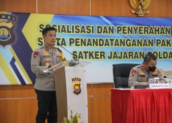 Kapolda Jambi, Irjen Pol Rusdi Hartono, saat menyampaikan arahan dalam sosialisasi dan penyerahan DIPA tahun anggaran 2023, di aula lantai IV Mapolda Jambi, Selasa (27/12/2022). (Foto Humas Polda Jambi)