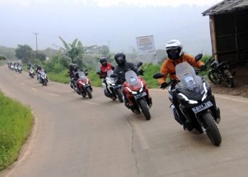 Touring sepeda motor Honda ADV. (Foto AHM)