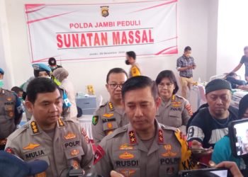Kapolda Jambi, Irjen Pol Rusdi Hartono, saat diwawancara awak media setelah meninjau kegiatan sunatan masal di Rumah Sakit Bhayangkara Jambi. (Foto RJ.COM/Nasution)