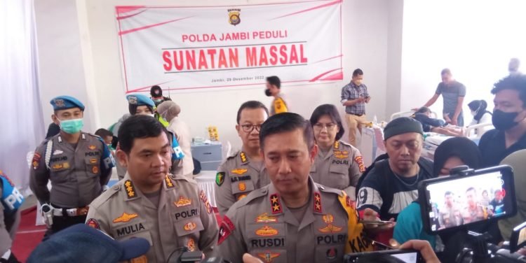 Kapolda Jambi, Irjen Pol Rusdi Hartono, saat diwawancara awak media setelah meninjau kegiatan sunatan masal di Rumah Sakit Bhayangkara Jambi. (Foto RJ.COM/Nasution)