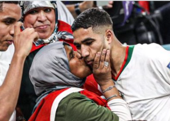 Bek Maroko Achraf Hakimi (kanan) disambut oleh ibunya pada akhir pertandingan Grup F Piala Dunia 2022 Qatar, melawan Belgia. [Foto Aljazeera.com]