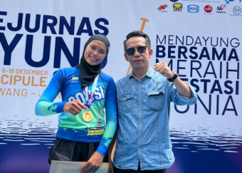 Ketua PODSI Provinsi Jambi, Hasan Mabruri, bersama salah satu atlet dayung binaannya di Kejurnas 2022. (Dok istimewa)