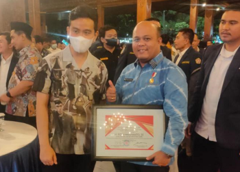 Wabup Robby Nahliyansyah bersama Ketua Karangtaruna Tanjabtim, Bima Audia Pratama [Dok Istimewa]