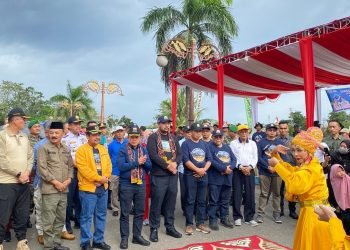 Gubernur bersama Waka DPRD Jambi dan Pj Bupati Sarolangun serta pada OPD di lingkungan Kabupaten Sarolangun pada acara pelepasan ekspedisi Milir Berakit 1 di Depan Rumah Dinas Bupati Sarolangun, Jumat (30/12/22) Dok Hadian