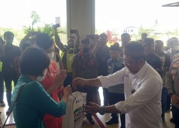 Pihak pengelola Bandara Sultan Thaha Jambi menyambut penumpang pertama yang mendarat di Jambi tahun 2023, Minggu (1/1/2023). (Foto Realitajambi.com)