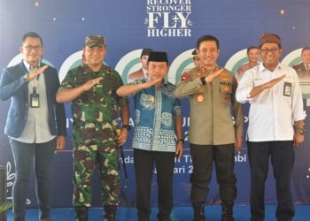 Danrem 042/Gapu, Gubernur Jambi, Kapolda Jambi, dan pihak pengelola Bandara Sultan Thaha Jambi berfoto bersama usai menyambut penumpang perdana yang mendarat di Jambi tahun ini, Minggu (1/1/2022). (Foto Penrem 042/Gapu)