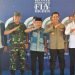 Danrem 042/Gapu, Gubernur Jambi, Kapolda Jambi, dan pihak pengelola Bandara Sultan Thaha Jambi berfoto bersama usai menyambut penumpang perdana yang mendarat di Jambi tahun ini, Minggu (1/1/2022). (Foto Penrem 042/Gapu)