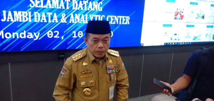 Gubernur Al Haris saat diwawancarai usai pelaksanaan rakor di kantor Gubernur Jambi (foto: Realitajambi.com/Nasution)