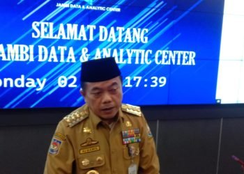 Gubernur Provinsi Jambi, Al Haris, saat diwawancarai awak media, Senin (2/1/2023). (Foto Realitajambi,com/Den)