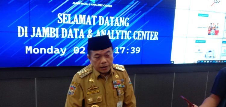 Gubernur Provinsi Jambi, Al Haris, saat diwawancarai awak media, Senin (2/1/2023). (Foto Realitajambi,com/Den)