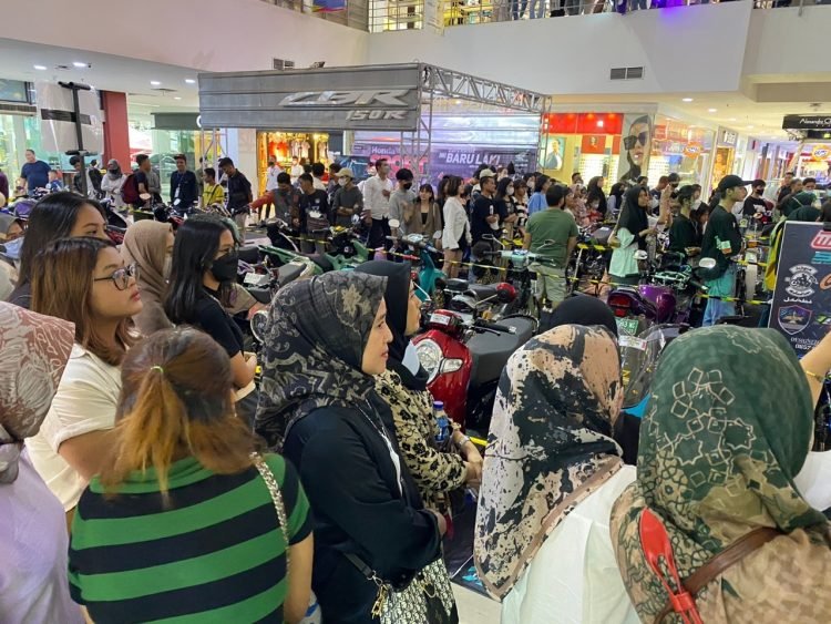 Kontes sepeda motor modifikasi bertajuk Honda Sport Motoshow di Wiltop Trade Center (WTC) Mall, Kota Jambi, Sabtu (31/12/2022). (Foto Sinsen)