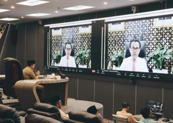 Gubernur Jambi, Al Haris saat mengikuti Rapat secara Virtual Bersama Kemendagri dan Kemenkes RI di ruang JDAC Kantor Gubernur Jambi, Senin (02/01/2023).foto: Agus